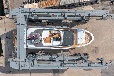Extra Yachts спустила на воду третий корпус в линейке X96 Triplex