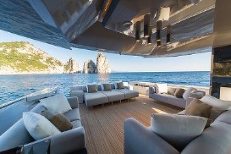 Суперяхта Heesen White спущена на воду