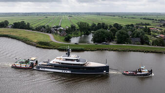 Яхту Feadship с солнечными панелями заметили на воде