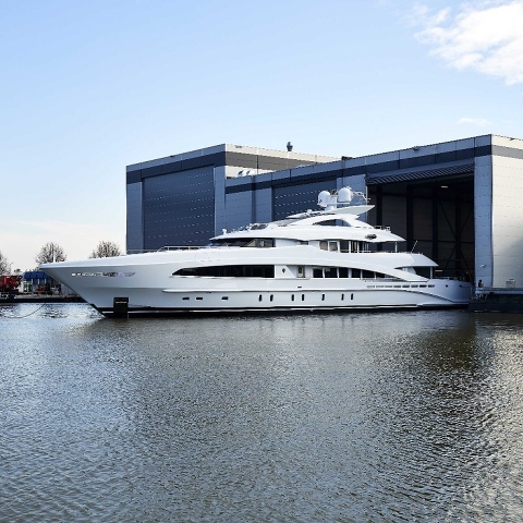 Суперяхта Heesen White спущена на воду