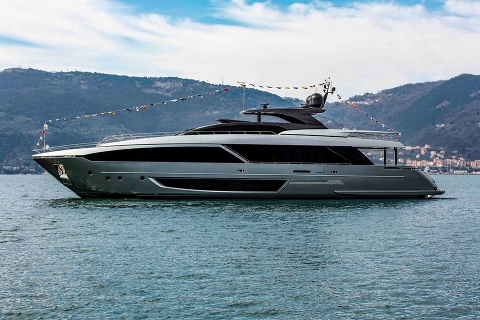 Спуск флагманской Riva 110 Dolcevita