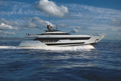 Custom Line 120 отметилась на Boat Builder Awards 2018