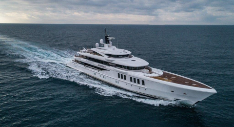 Суперяхта Benetti Spectre передана владельцу