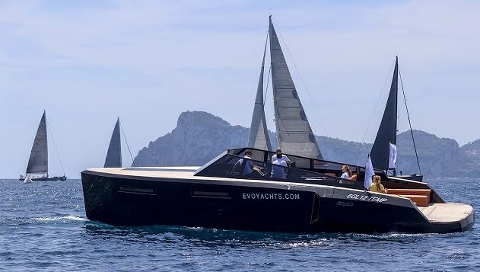 Evo 43 - официальный тендер Rolex Capri International Regatta