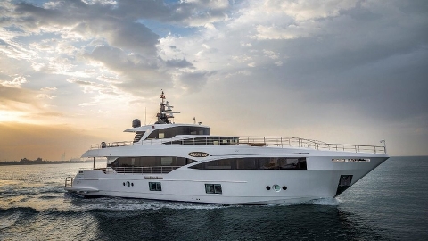 Продана моторная яхта Majesty 100 от Gulf Craft