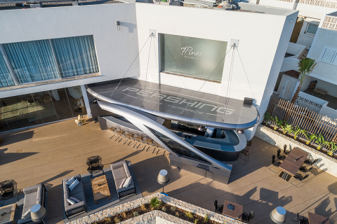 Терраса Pershing Yachts в отеле 7Pines Resort на Ибице