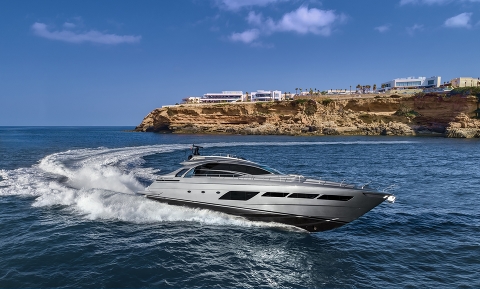 Терраса Pershing Yachts в отеле 7Pines Resort на Ибице