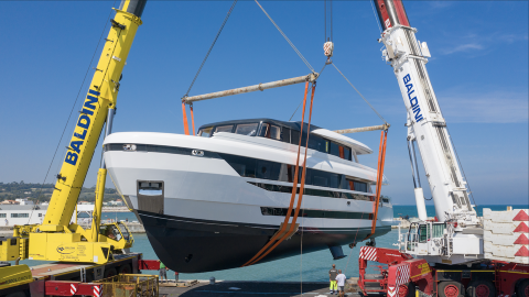 Первая моторная яхта EXTRA 93 спущена на воду 21 августа 2019 года