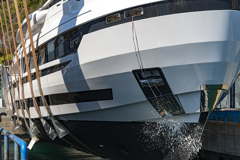 EXTRA 130 Alloy спущена на воду сегодня в Савоне и мировая премьера суперяхты будет организована на яхт-шоу в Монако
