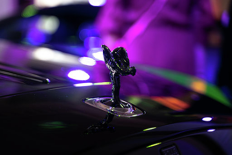 Rolls-Royce Wraith Black Badge эксклюзивная серия “Black and Bright”