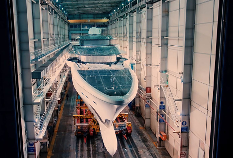 Turquoise Yachts перемещает 74-метровый корпус суперяхты
