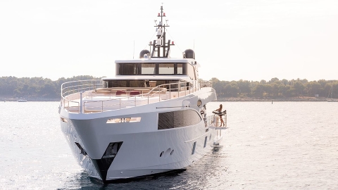 Компания Drettmann Yachts продает еще одну яхту Majesty 100