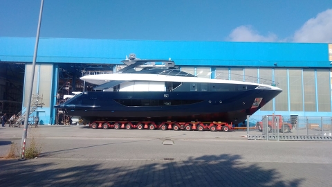 Яхта AMER F100 была спущена на воду в субботу 25 июля