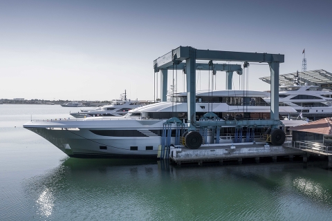 Gulf Craft спускает на воду самую большую в мире яхту из композитных материалов.