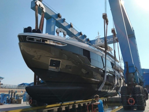 Azimut Yachts спускает на воду второй корпус Azimut Grande Trideck
