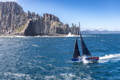 Макси-яхта Black Jack первой пришла к финишу на регате Rolex Sydney Hobart