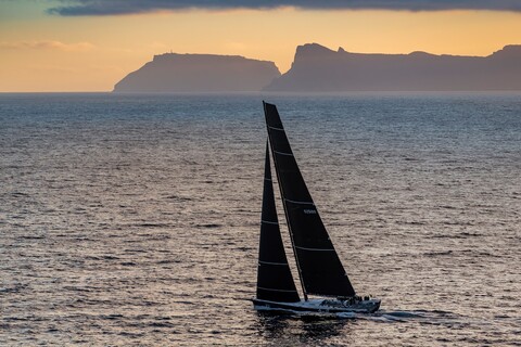 Макси-яхта Black Jack первой пришла к финишу на регате Rolex Sydney Hobart