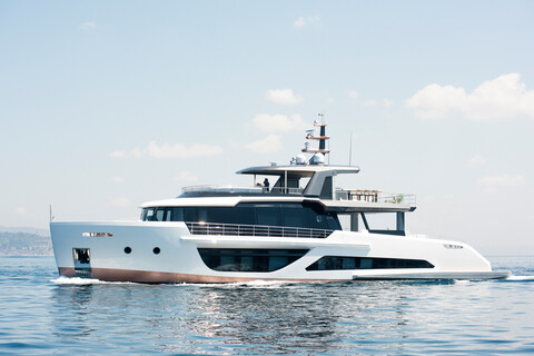 Alpha Custom Yachts продала суперяхту Spritz 102