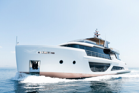 Alpha Custom Yachts продала суперяхту Spritz 102