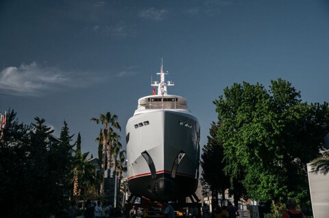 Bering Yachts спустила на воду суперяхту Heeus