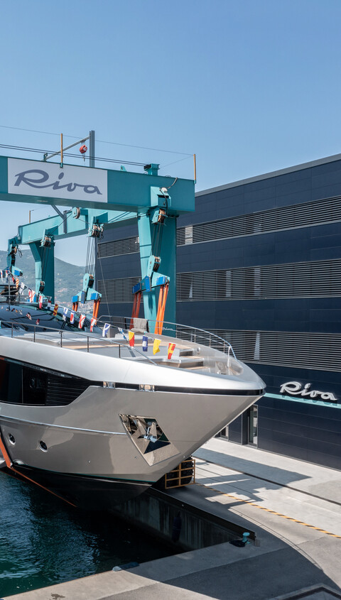 Riva спустила на воду новую суперяхту 102 Corsaro Super