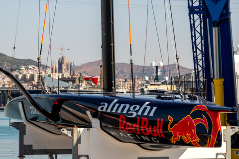 Alinghi Red Bull Racing представила свою первую лодку для 37-го Кубка “Америки”