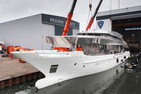 Heesen Yachts соединила корпус и надстройку суперяхты Oslo24