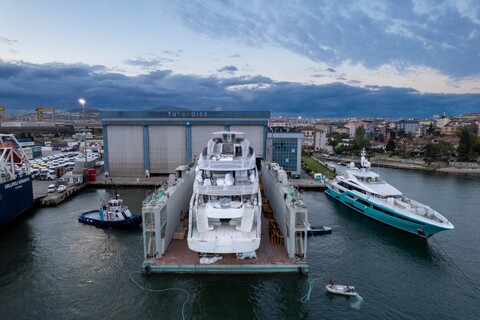 Turquoise Yachts переместила 79-метровую Toro на верфь в Пендике