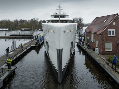 Feadship спустила на воду суперяхту Project 823