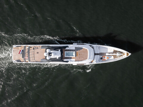 Damen Yachting начала тестировать на воде третий корпус в линейке Amels 60