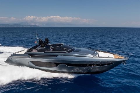Riva 76 Bahamas Convertible получила World Yachts Trophies