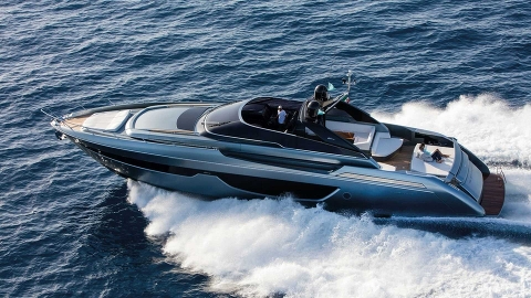 Riva 76 Bahamas Convertible получила World Yachts Trophies