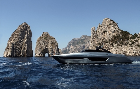 Riva 76 Bahamas Convertible получила World Yachts Trophies