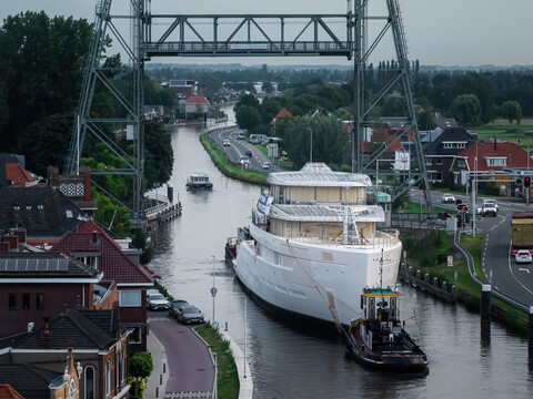 Feadship отправила 76-метровую суперяхту Project 825 на финишную отделку