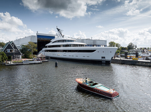 Feadship спустила на воду 76-метровую суперяхту Project 822