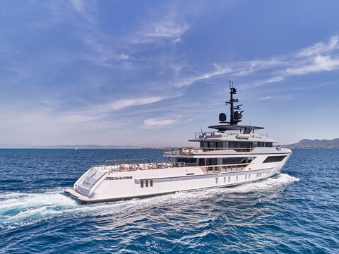Sanlorenzo и Ekka Yachts показали интерьеры 47-метровой суперяхты Para Bellum