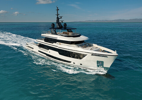 Columbus Yachts продала первую суперяхту Crossover 42