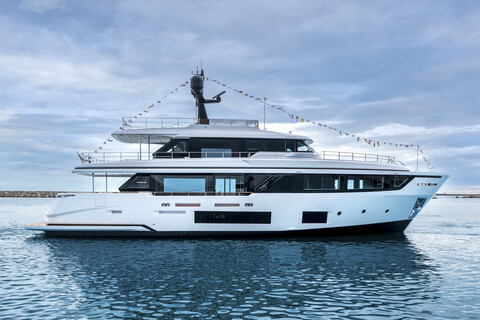 Custom Line спустила на воду 18-й корпус Navetta 30