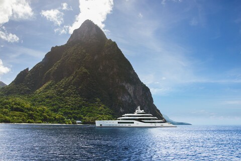 Damen Yachting продала четвертый корпус в линейке Amels 80