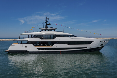 Ferretti Group спустила на воду четвертый корпус Custom Line 140