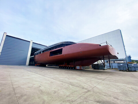 ISA Yachts начала отделку интерьера 80-метровой суперяхты