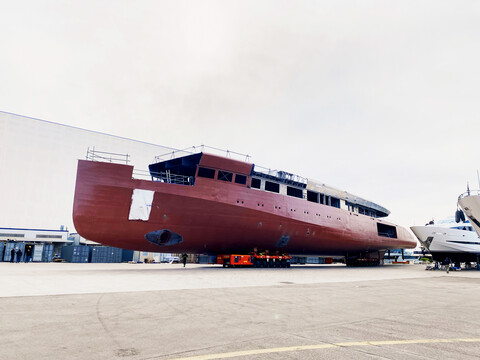 ISA Yachts начала отделку интерьера 80-метровой суперяхты