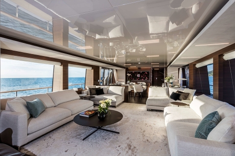 Custom Line Navetta 37 «отметилась» в Каннах и Монако