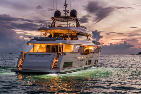 Custom Line Navetta 37 «отметилась» в Каннах и Монако