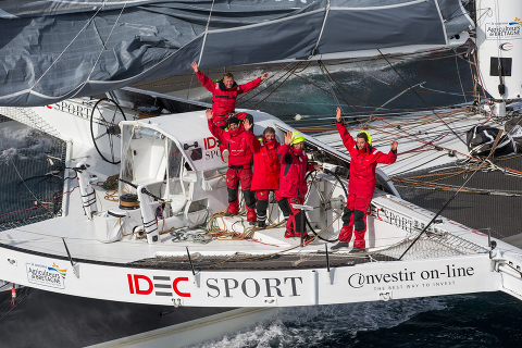 Idec Sport: борьба за Jules Verne Trophy