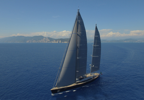 Perini Navi - венценосный Sybaris