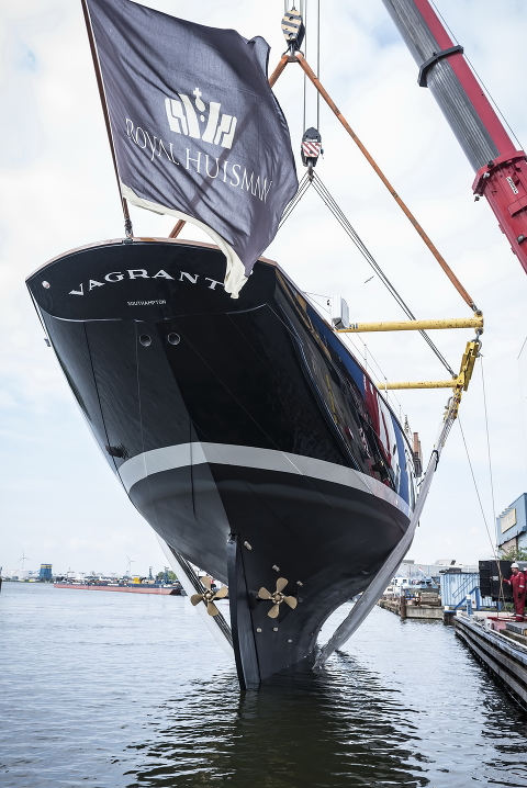 Суперяхта «VAGRANT» получает награду в номинации «Лучшая реконструкция яхты»